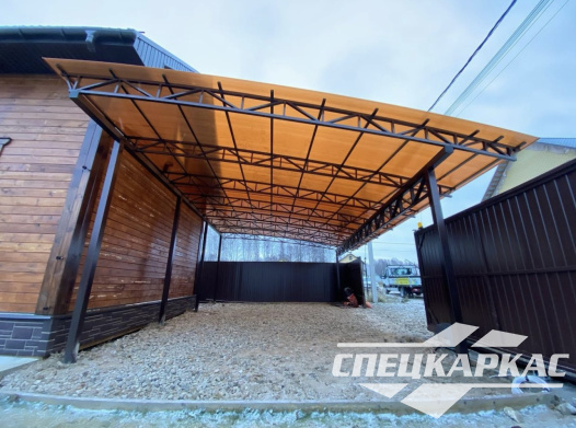 Навес из поликарбоната к дому для парковки автомобилей №9 - фото 1051
