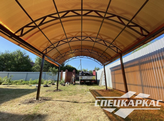Классический навес из поликарбоната для машины арочного типа №11 - фото 1078